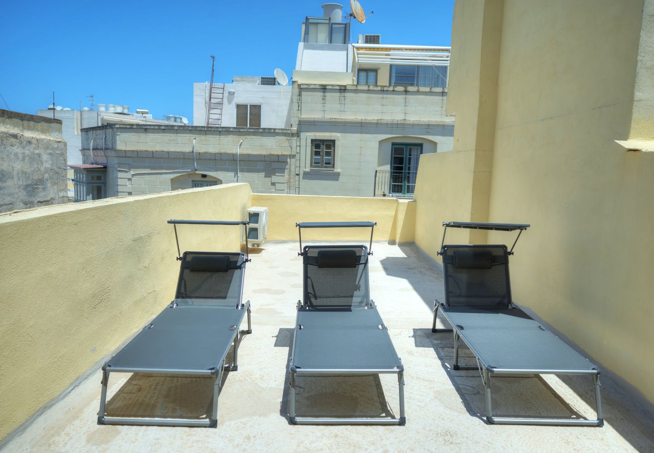 Casa en Sliema - 3bedroom house with yard and roof terrace CZER1-1