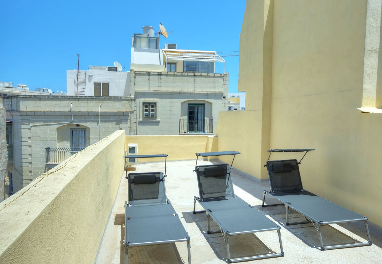 Casa en Sliema - 3bedroom house with yard and roof terrace CZER1-1