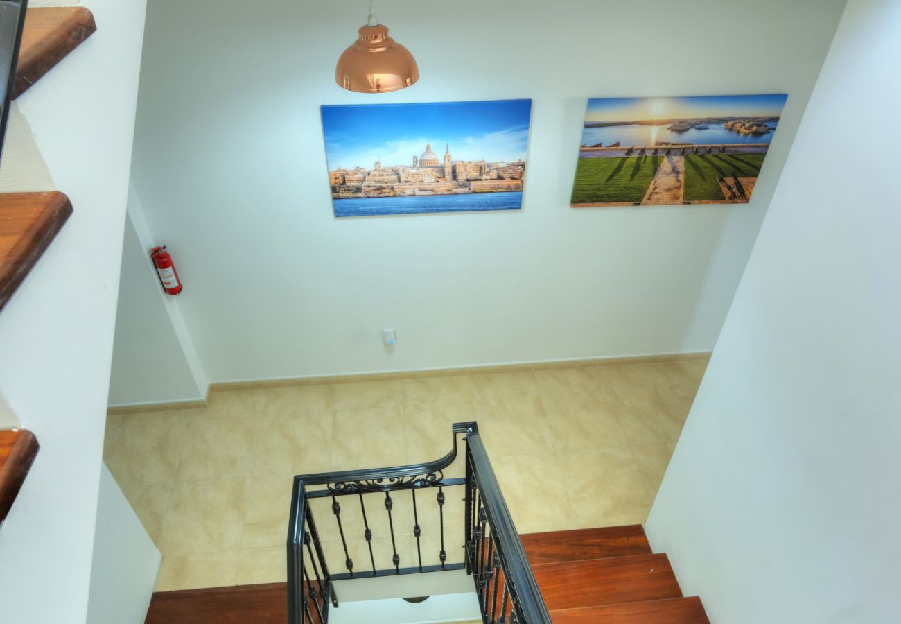 Casa en Sliema - 3bedroom house with yard and roof terrace CZER1-1