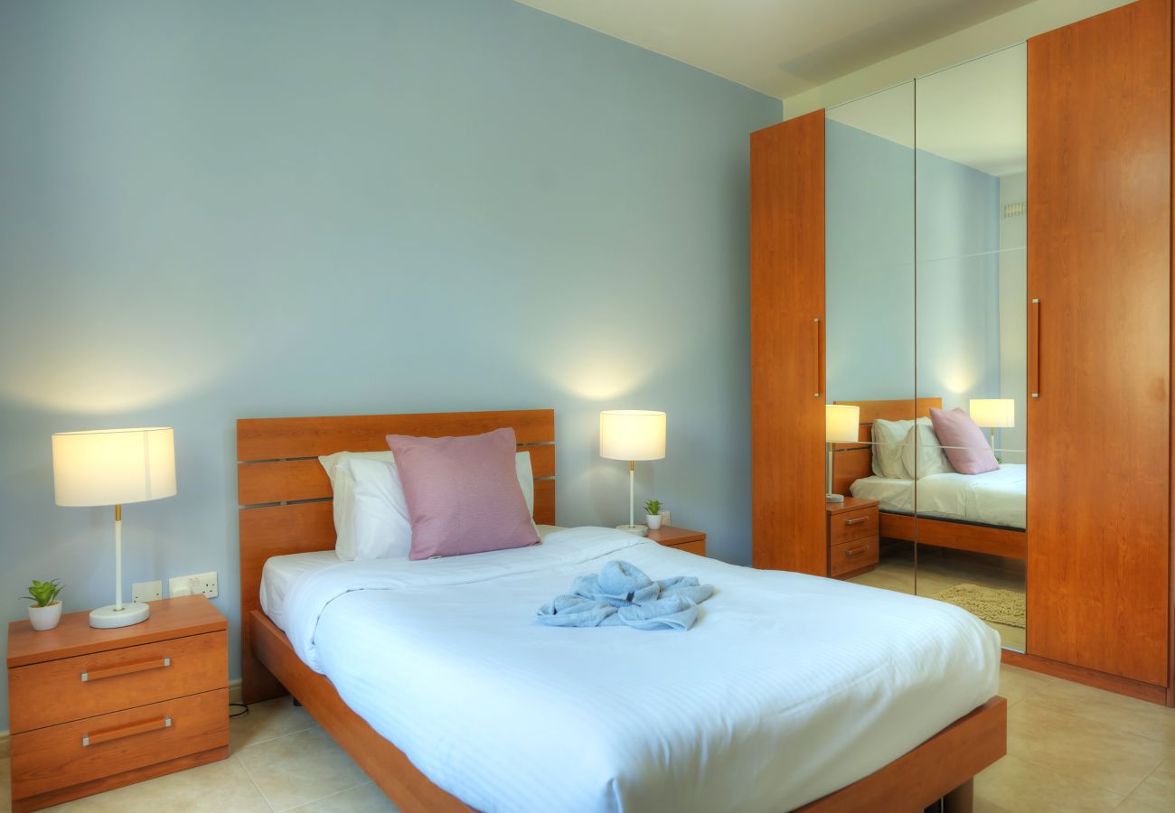 Casa en Sliema - 3bedroom house with yard and roof terrace CZER1-1