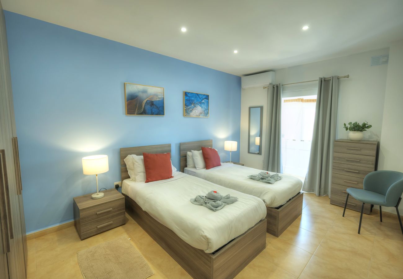 Casa en Sliema - 3bedroom house with yard and roof terrace CZER1-1