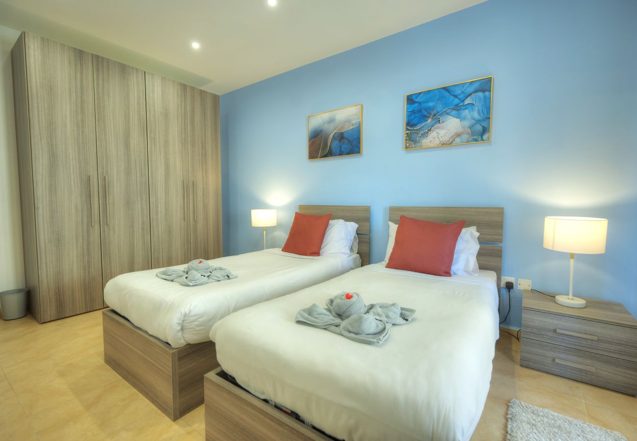 Casa en Sliema - 3bedroom house with yard and roof terrace CZER1-1
