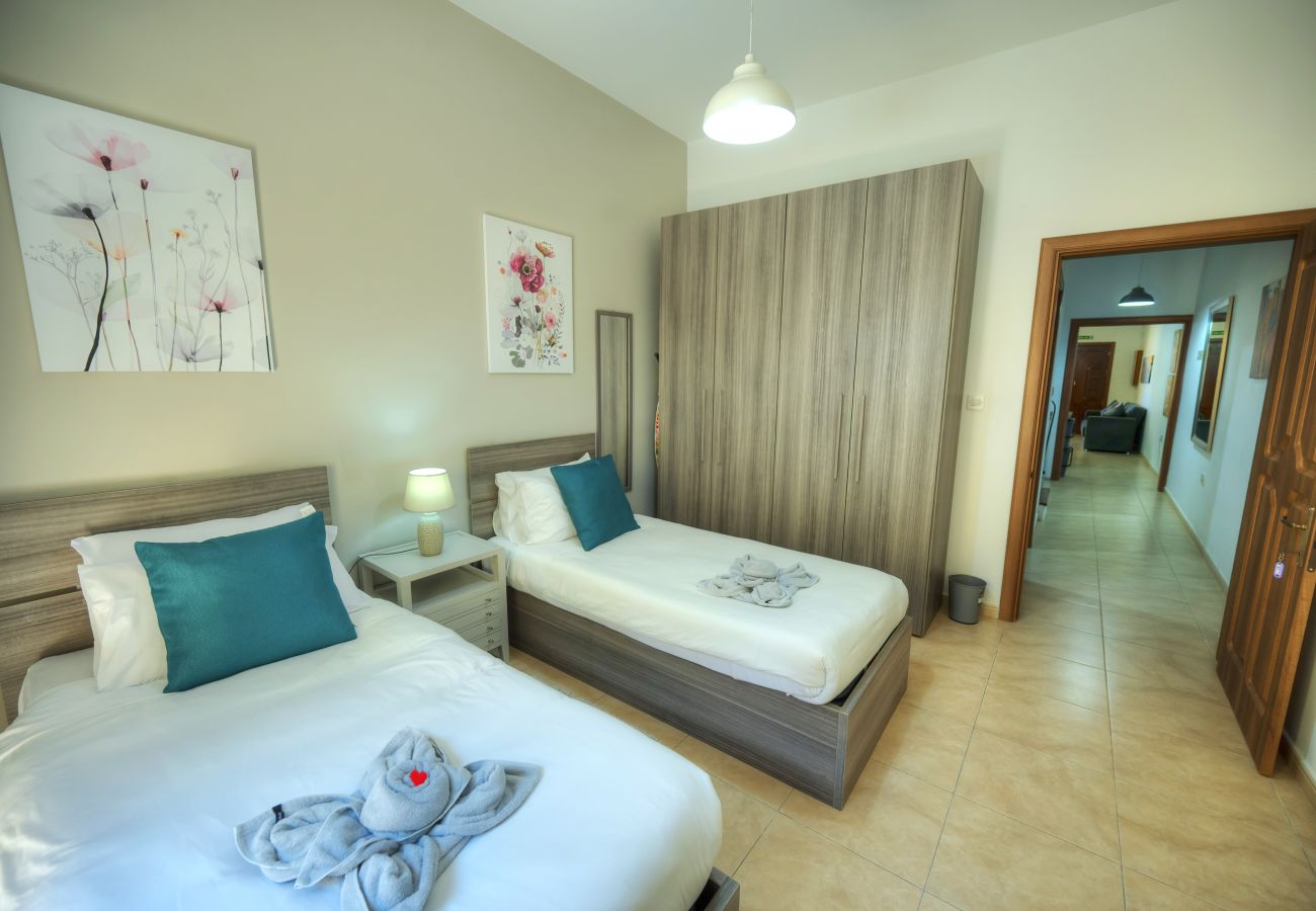 Casa en Sliema - 3bedroom house with yard and roof terrace CZER1-1