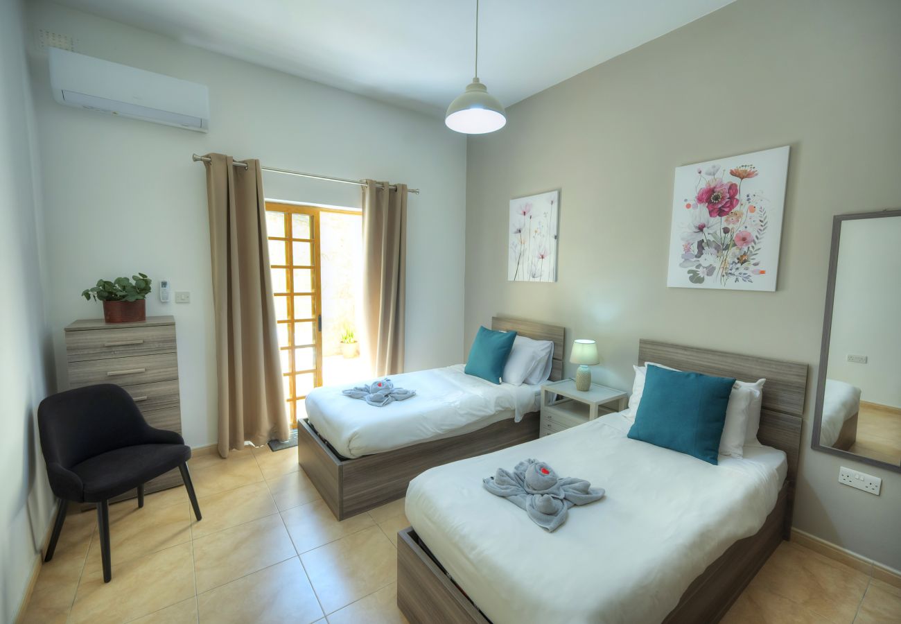 Casa en Sliema - 3bedroom house with yard and roof terrace CZER1-1