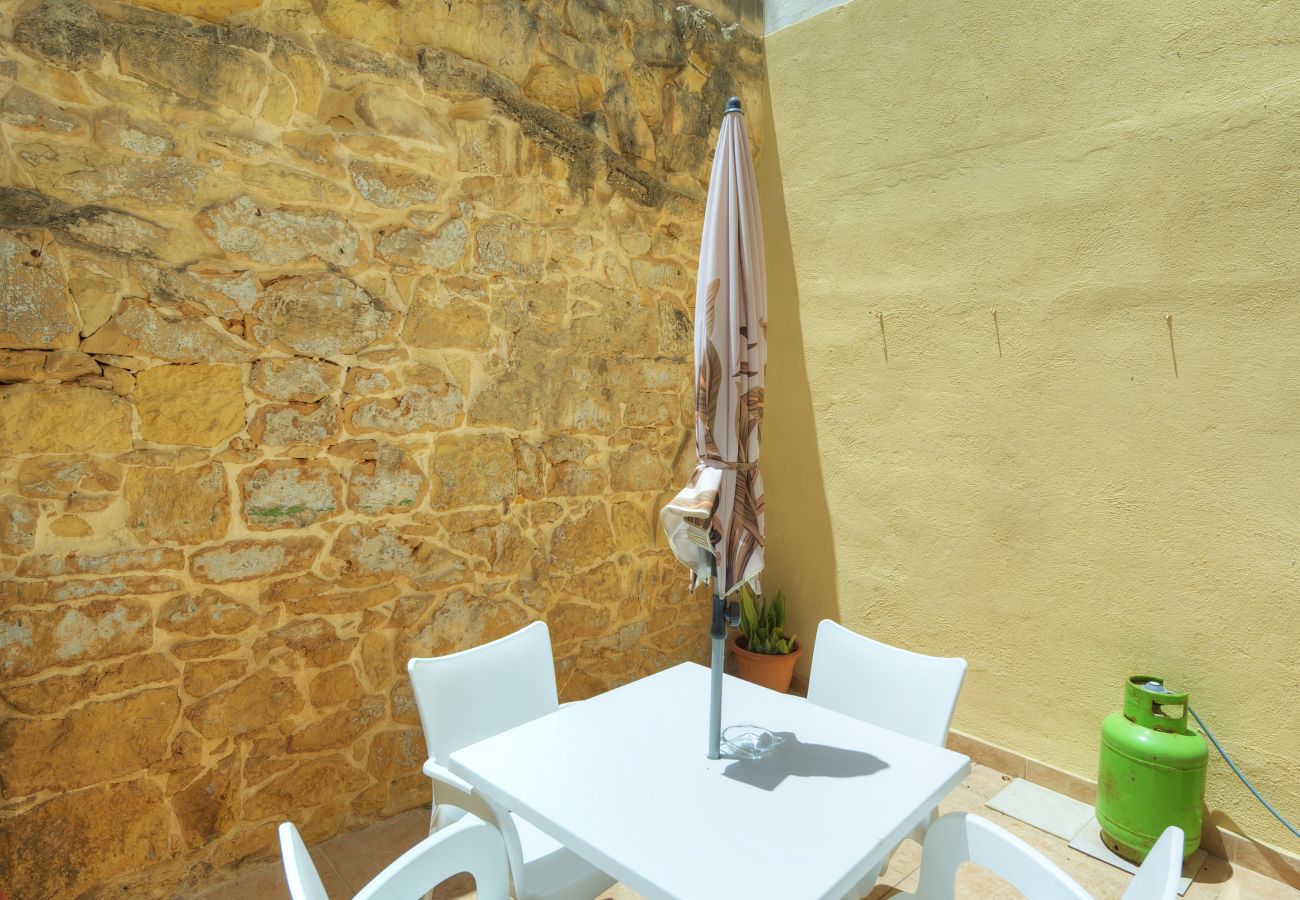 Casa en Sliema - 3bedroom house with yard and roof terrace CZER1-1
