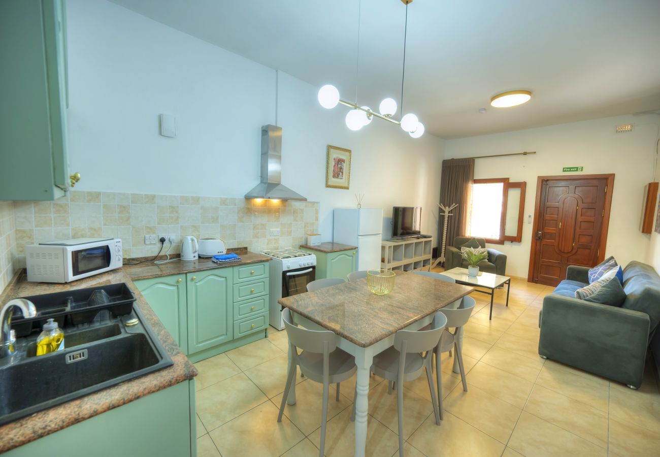 Casa en Sliema - 3bedroom house with yard and roof terrace CZER1-1