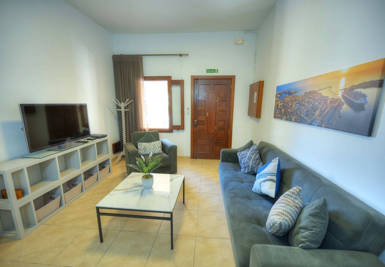 Casa en Sliema - 3bedroom house with yard and roof terrace CZER1-1