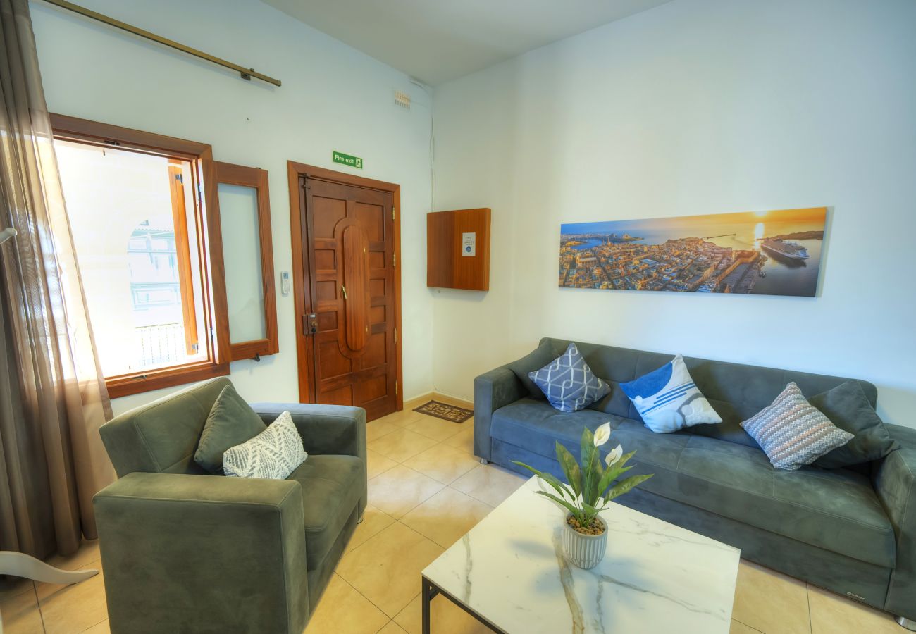 Casa en Sliema - 3bedroom house with yard and roof terrace CZER1-1