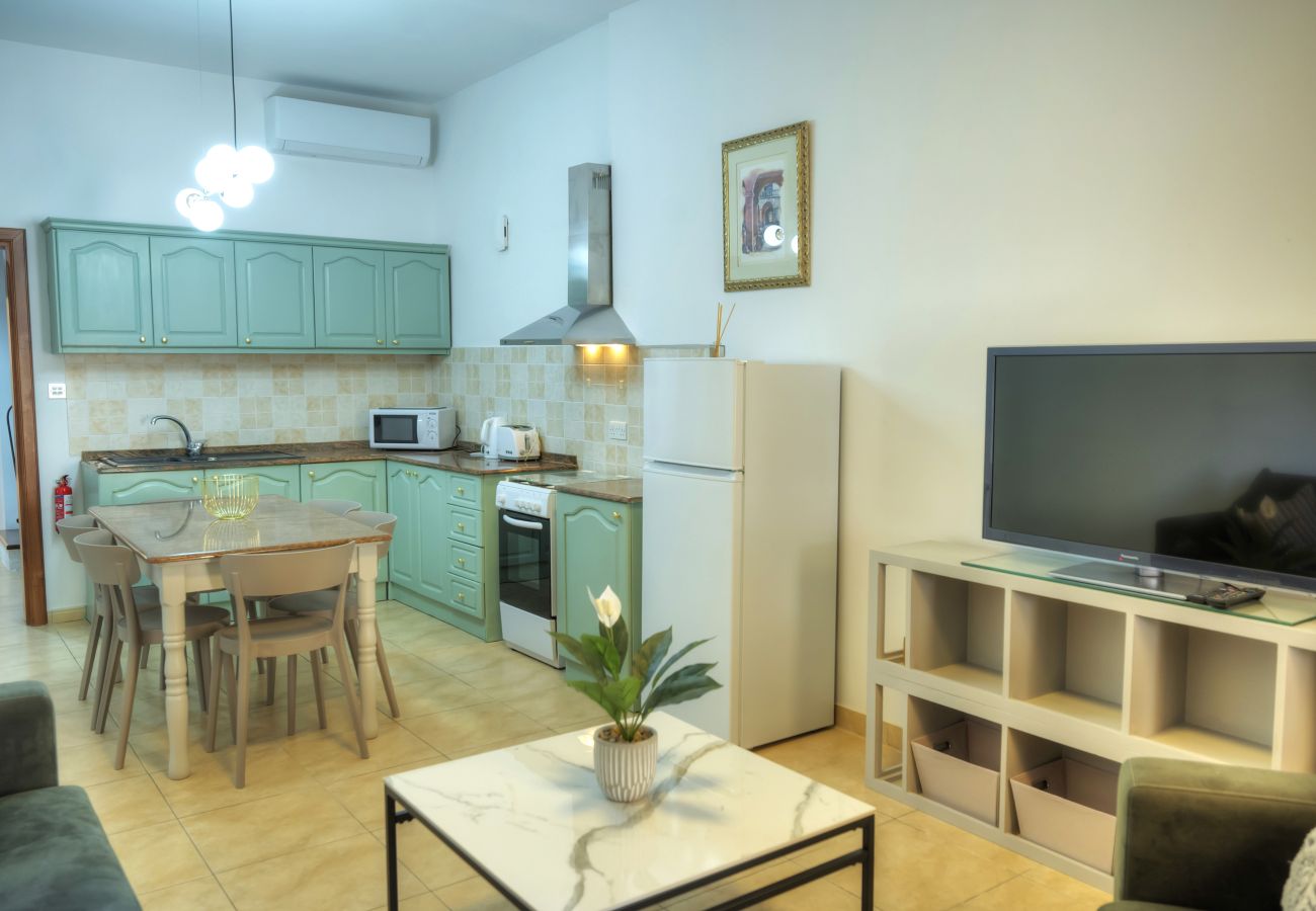 Casa en Sliema - 3bedroom house with yard and roof terrace CZER1-1