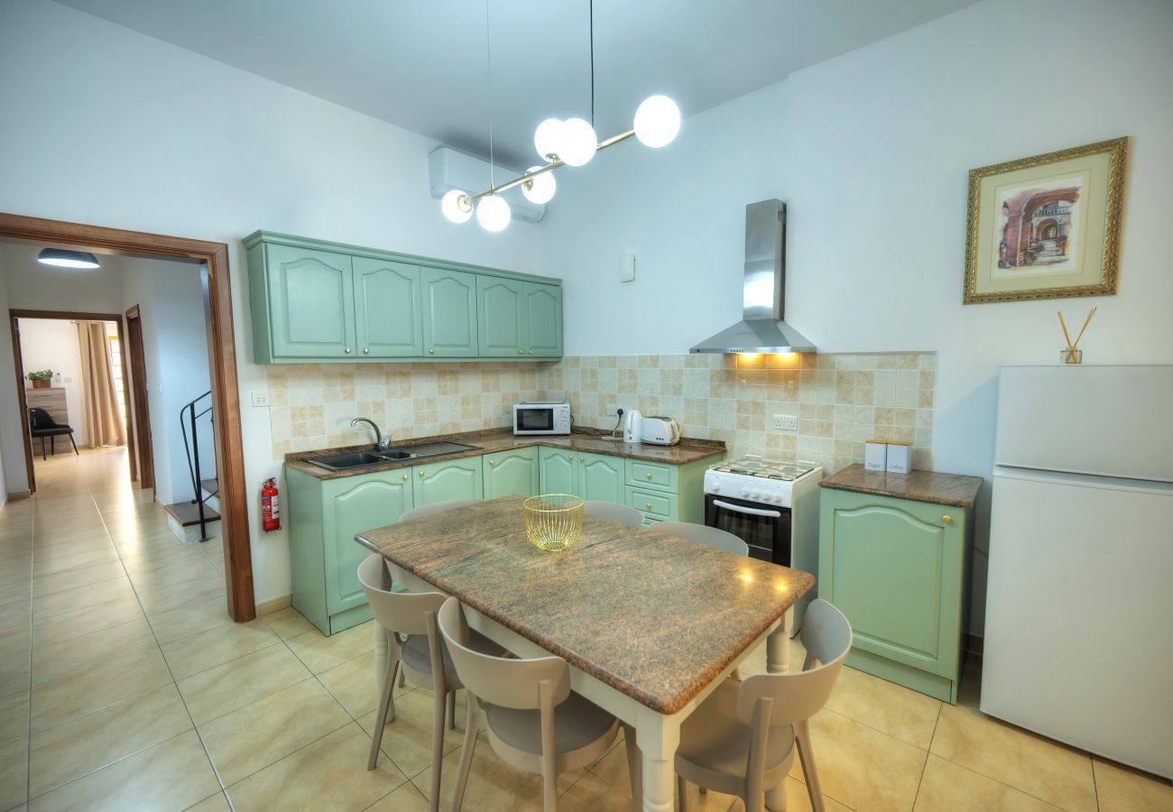 Casa en Sliema - 3bedroom house with yard and roof terrace CZER1-1