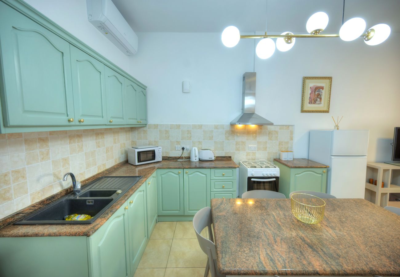 Casa en Sliema - 3bedroom house with yard and roof terrace CZER1-1