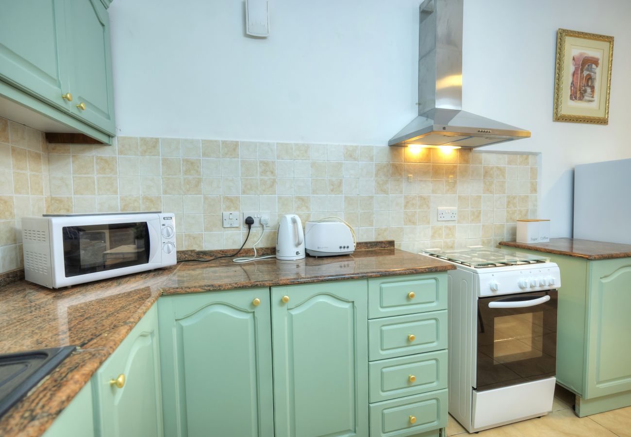 Casa en Sliema - 3bedroom house with yard and roof terrace CZER1-1
