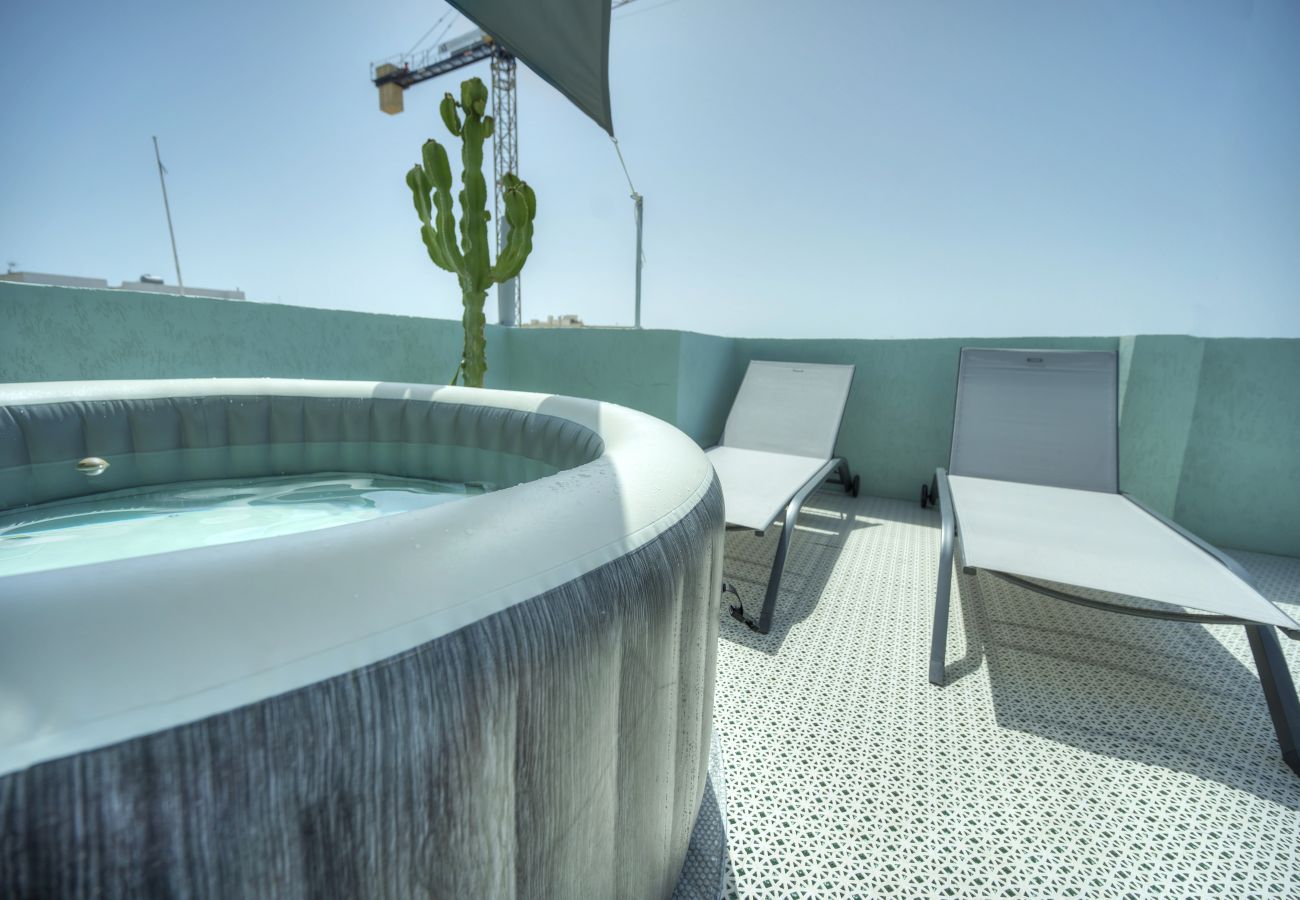 Apartamento en Sliema - Beautiful penthouse, sun terrace, jacuzzi GOSLM8