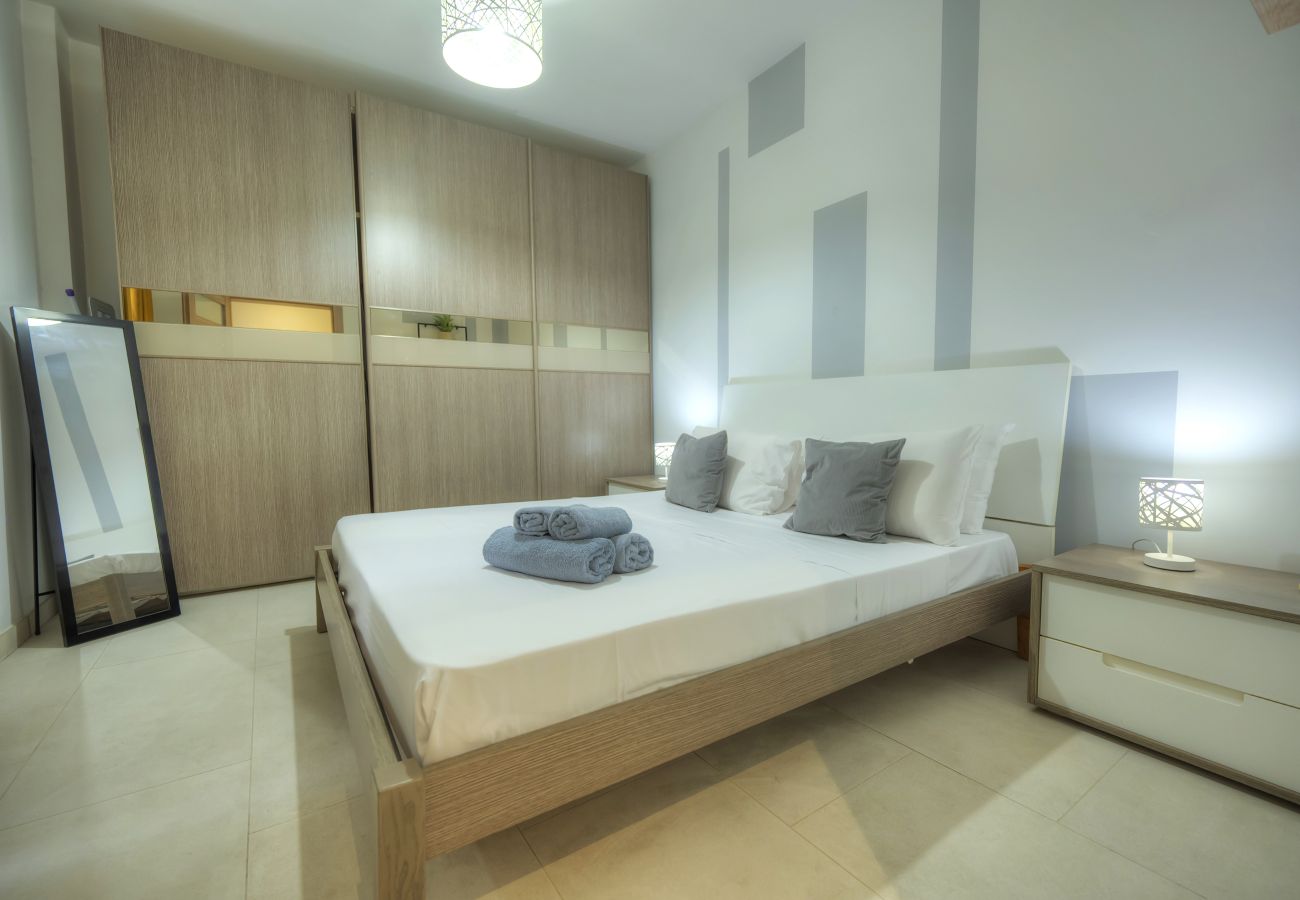 Apartamento en Sliema - Seafront bright & spacious 2bedroom, balcony KDEG1-1