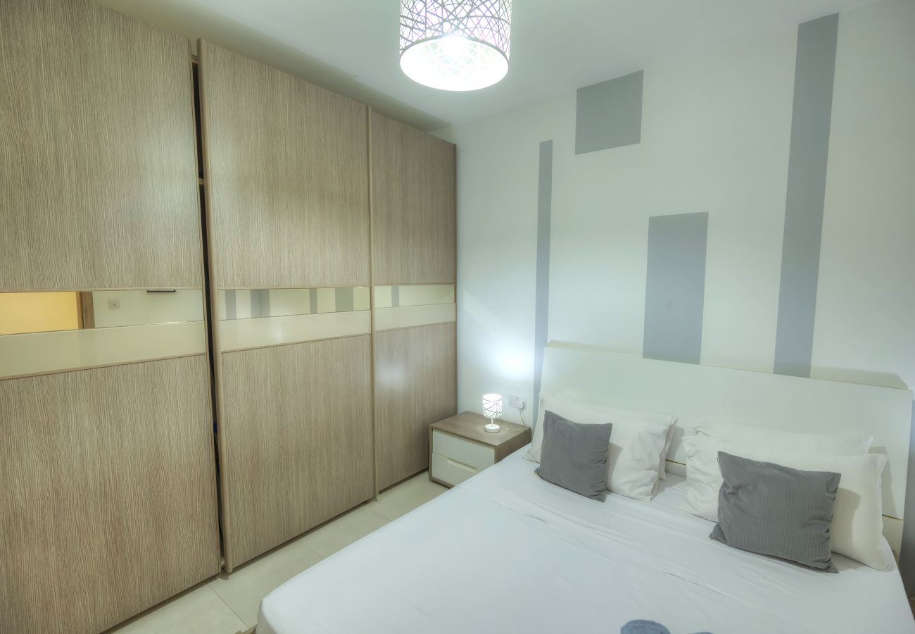 Apartamento en Sliema - Seafront bright & spacious 2bedroom, balcony KDEG1-1