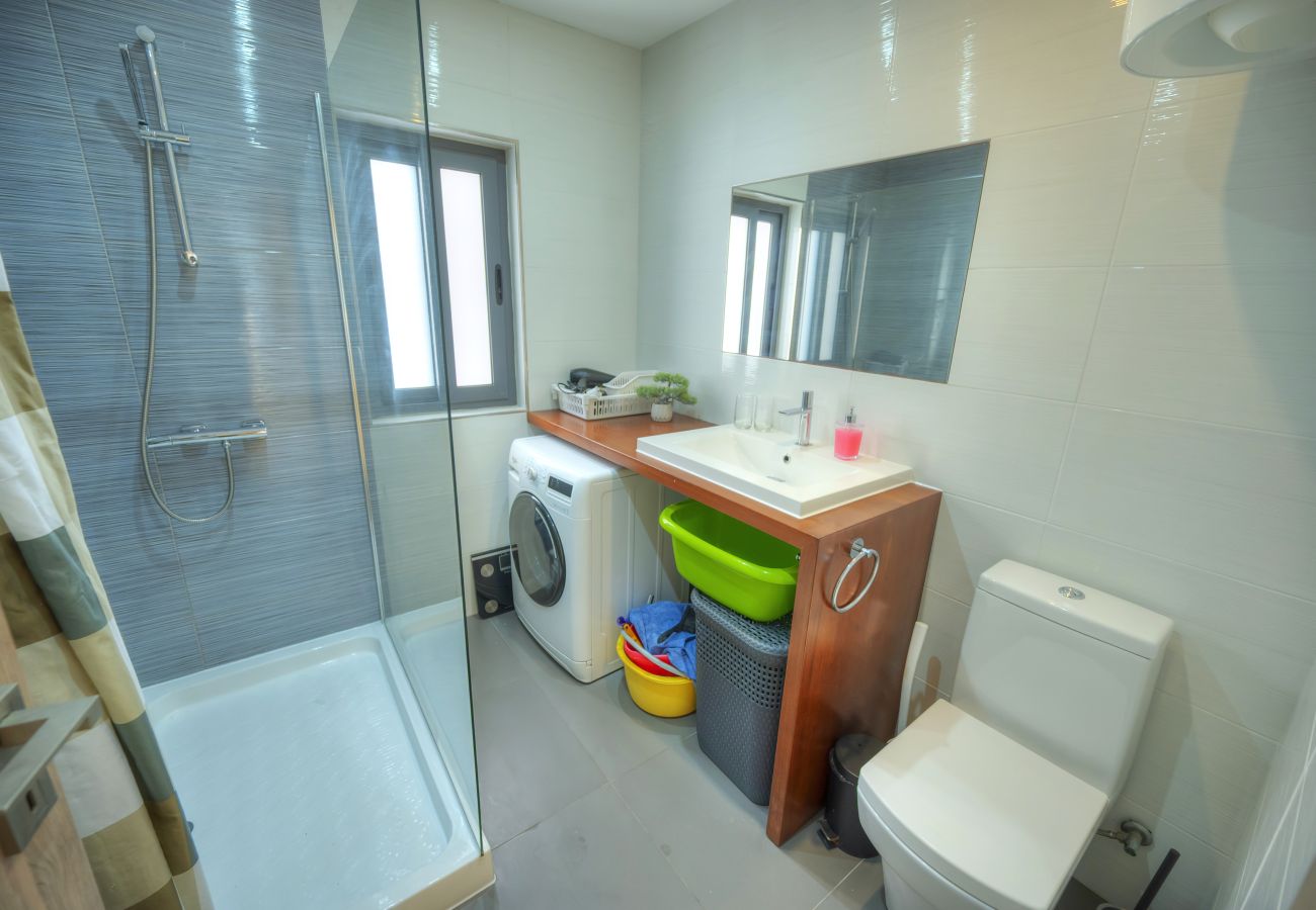 Apartamento en Sliema - Seafront bright & spacious 2bedroom, balcony KDEG1-1