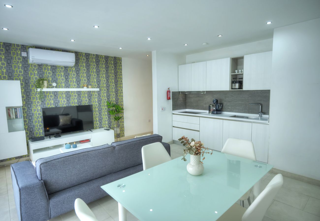 Apartamento en Sliema - Seafront bright & spacious 2bedroom, balcony KDEG1-1