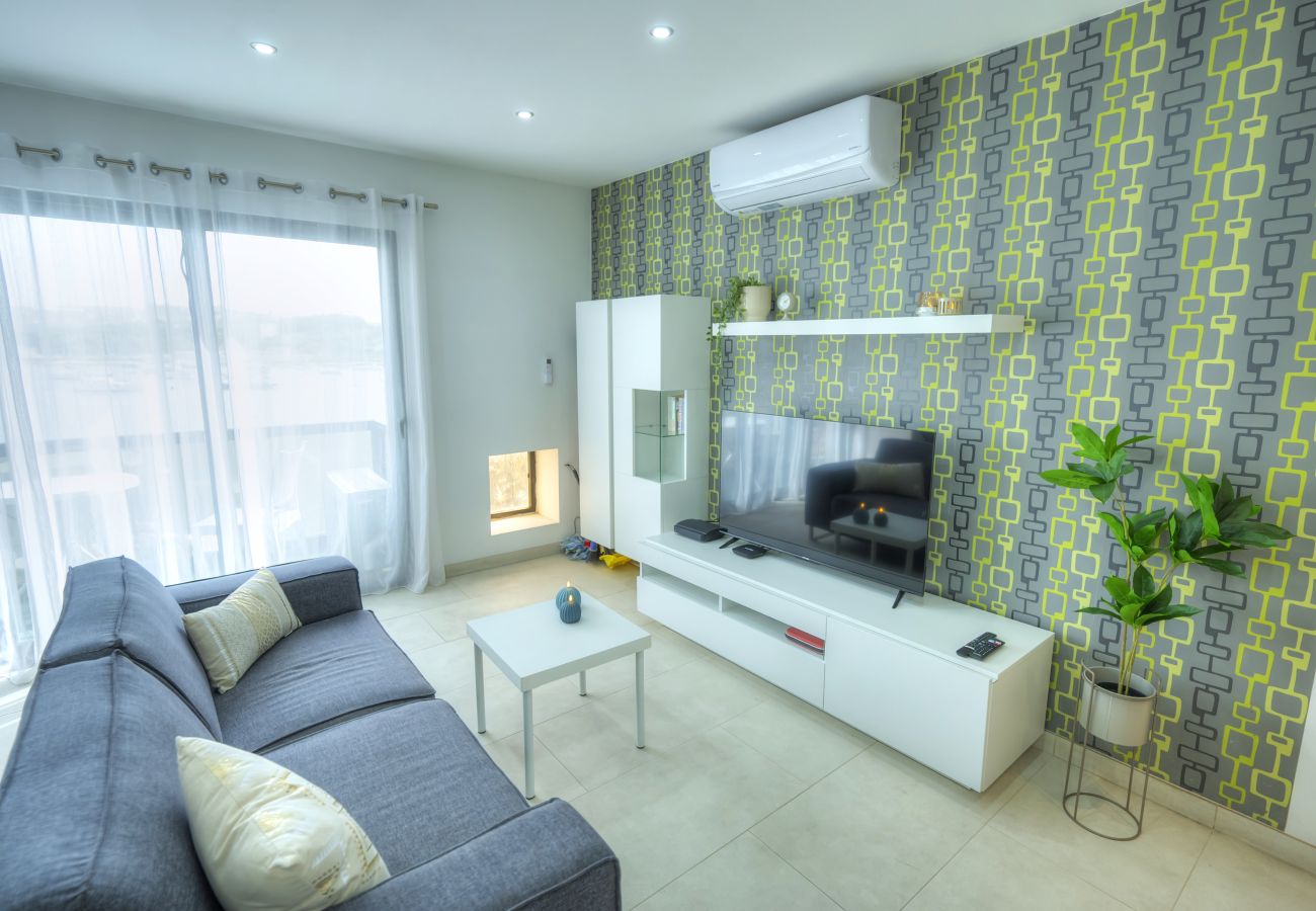 Apartamento en Sliema - Seafront bright & spacious 2bedroom, balcony KDEG1-1