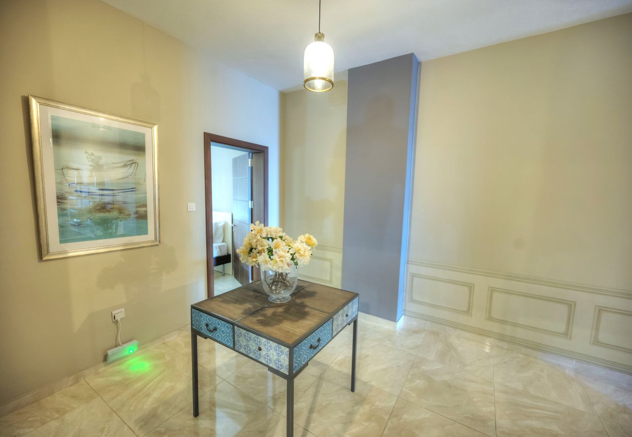 Apartamento en Sliema - Luxury & spacious 3 bedroom seafront, balcony YHAI1-1