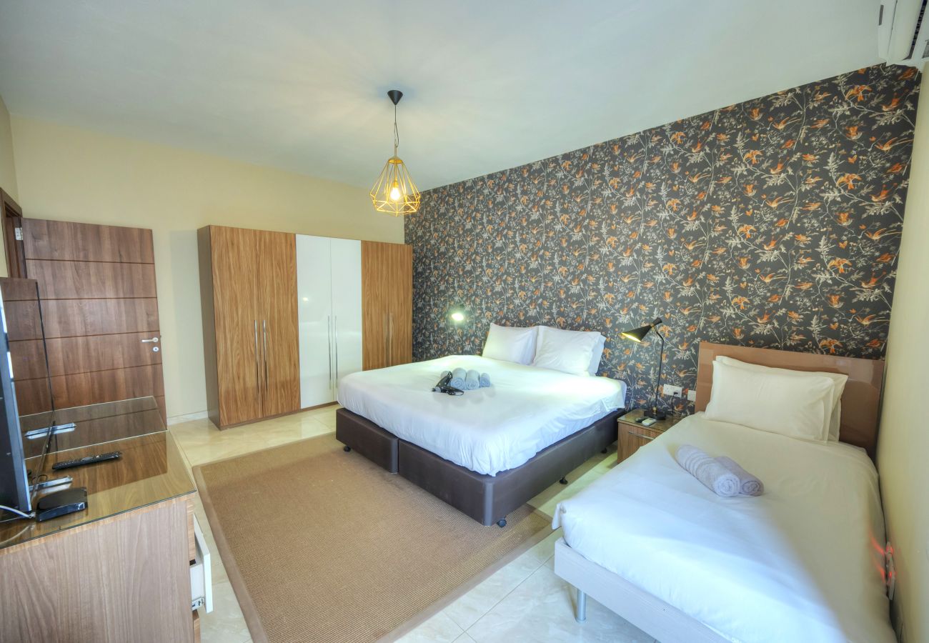 Apartamento en Sliema - Luxury & spacious 3 bedroom seafront, balcony YHAI1-1