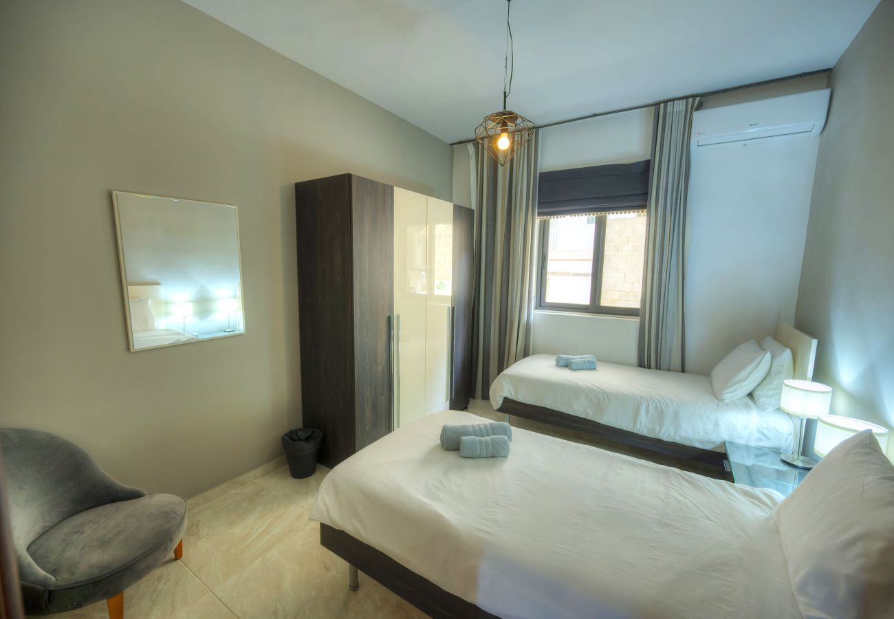 Apartamento en Sliema - Luxury & spacious 3 bedroom seafront, balcony YHAI1-1