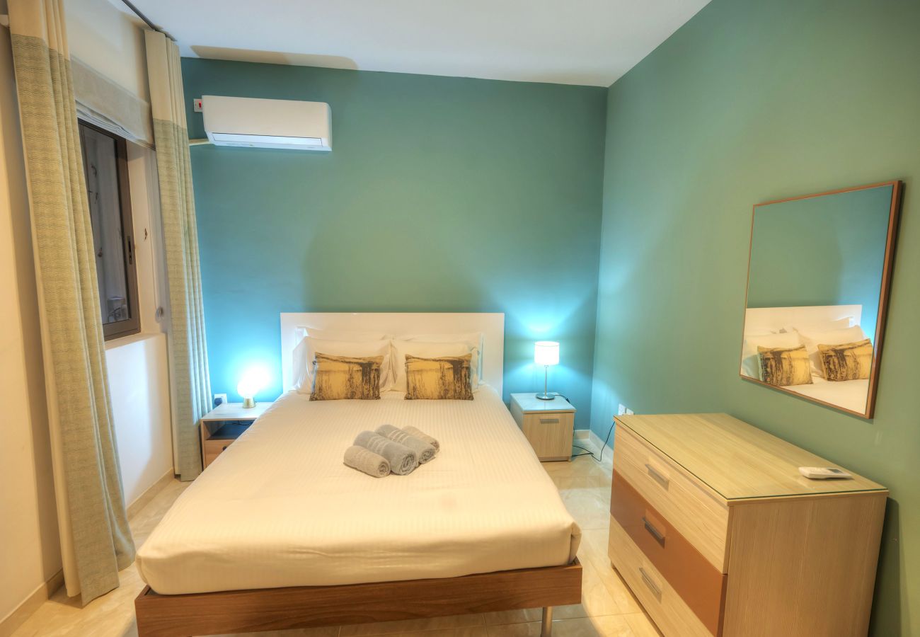 Apartamento en Sliema - Luxury & spacious 3 bedroom seafront, balcony YHAI1-1