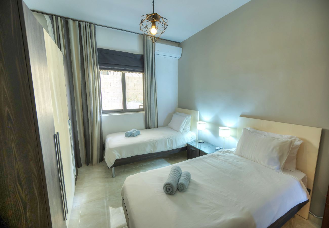 Apartamento en Sliema - Luxury & spacious 3 bedroom seafront, balcony YHAI1-1