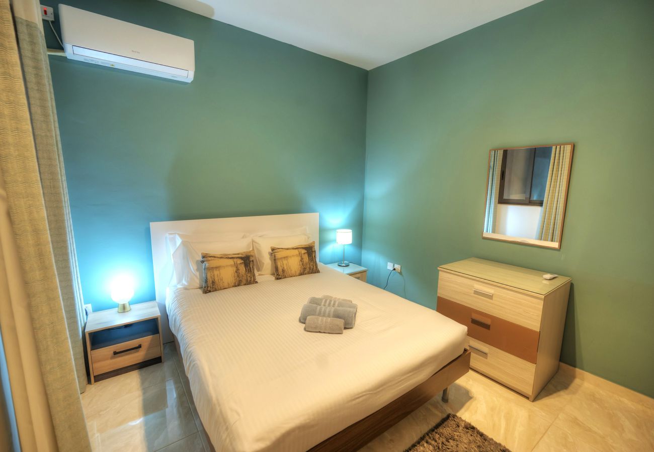 Apartamento en Sliema - Luxury & spacious 3 bedroom seafront, balcony YHAI1-1