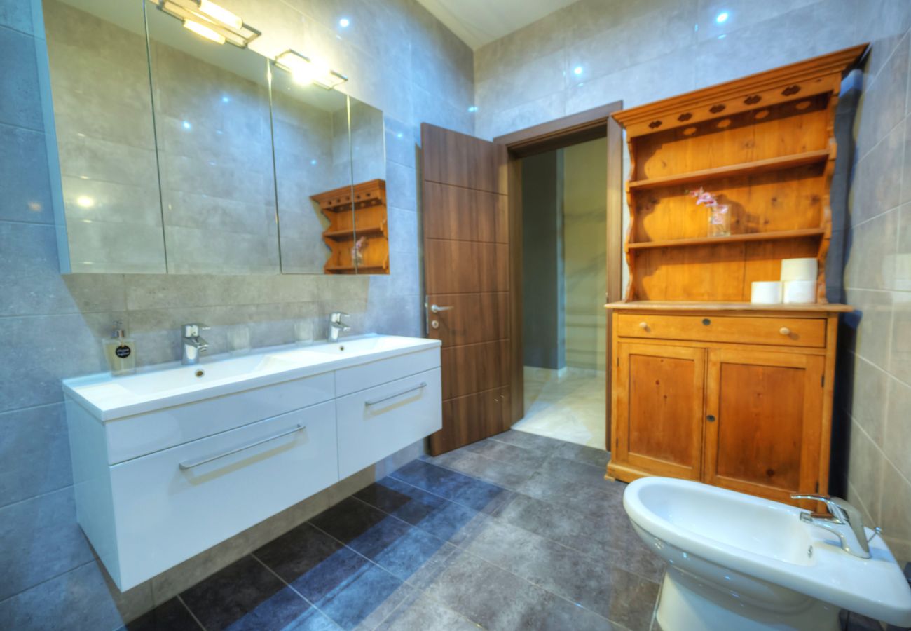 Apartamento en Sliema - Luxury & spacious 3 bedroom seafront, balcony YHAI1-1