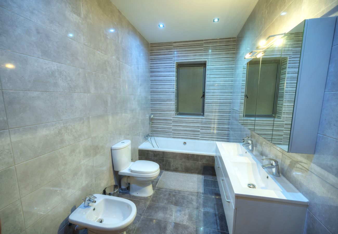 Apartamento en Sliema - Luxury & spacious 3 bedroom seafront, balcony YHAI1-1