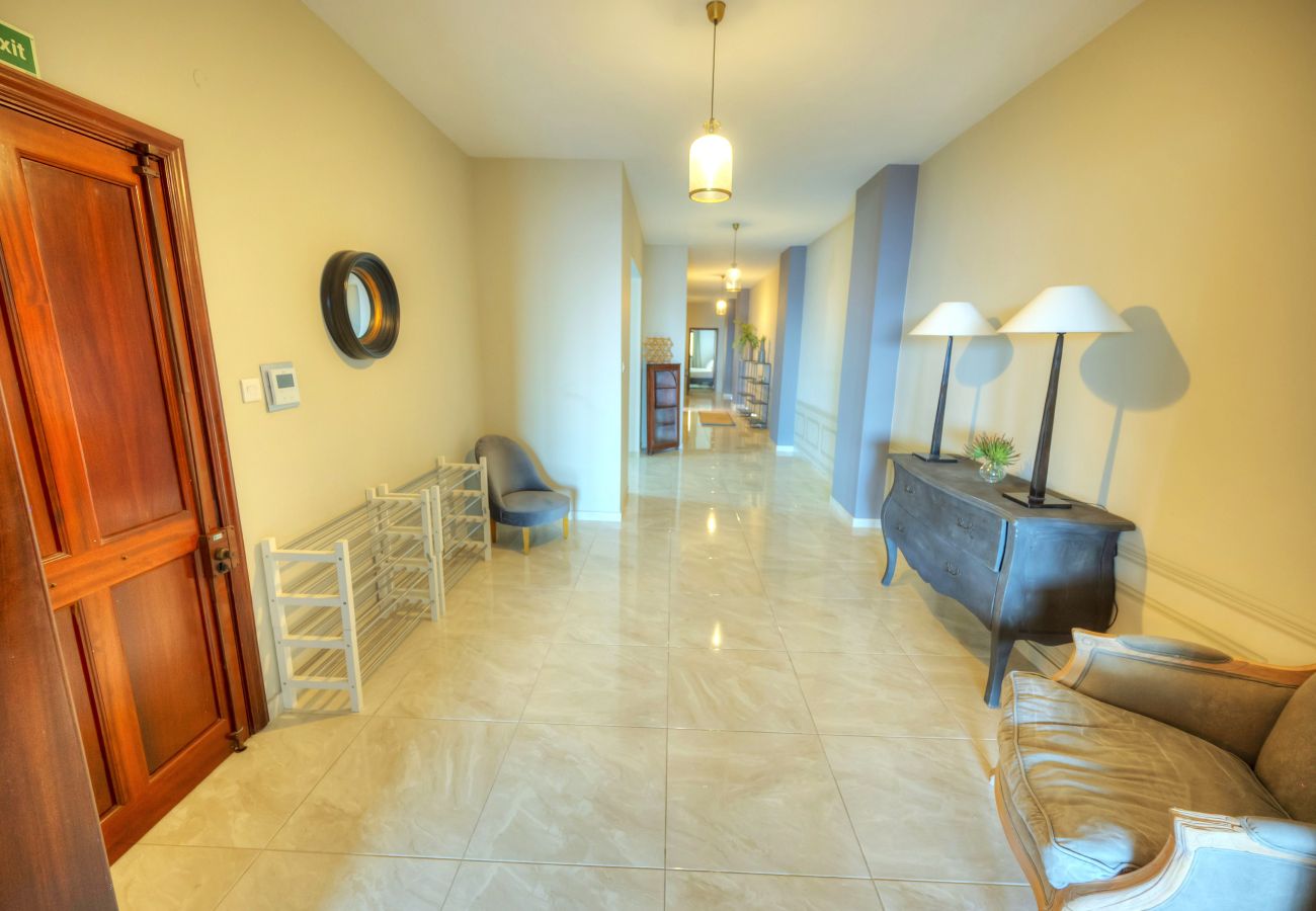 Apartamento en Sliema - Luxury & spacious 3 bedroom seafront, balcony YHAI1-1