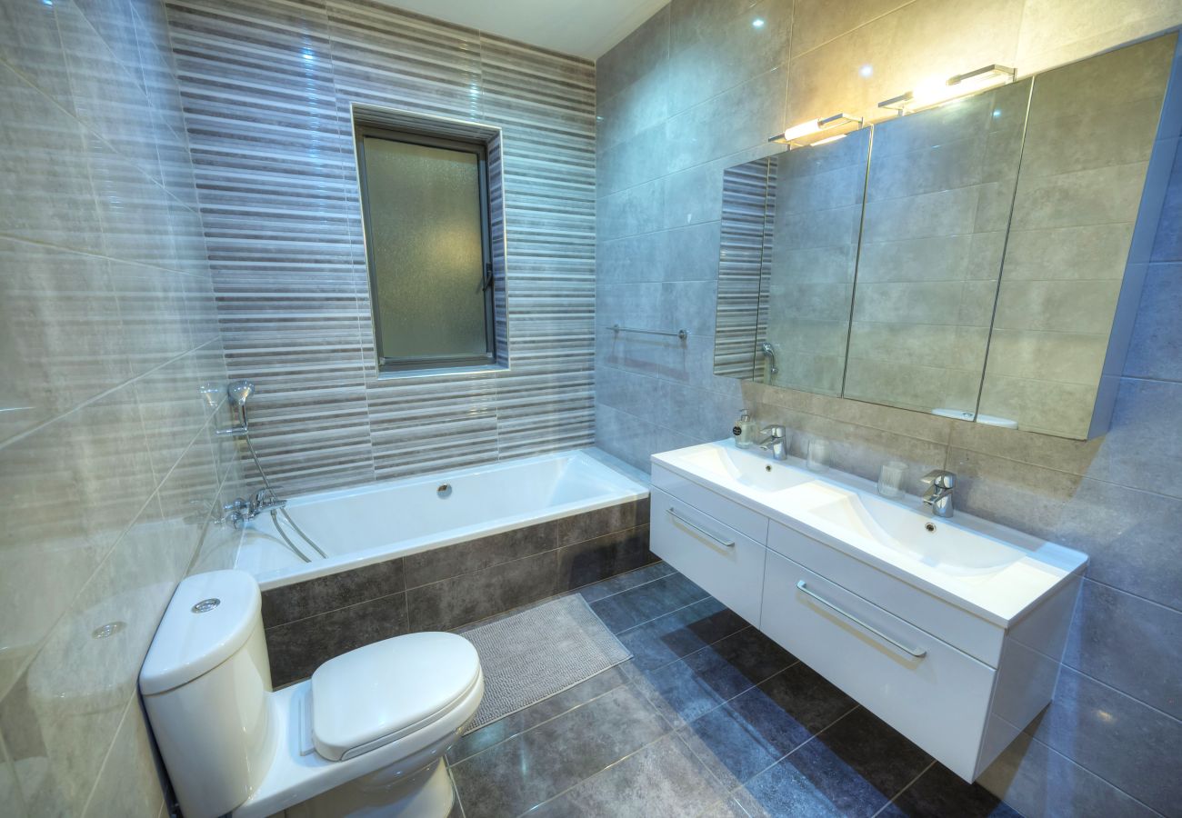 Apartamento en Sliema - Luxury & spacious 3 bedroom seafront, balcony YHAI1-1
