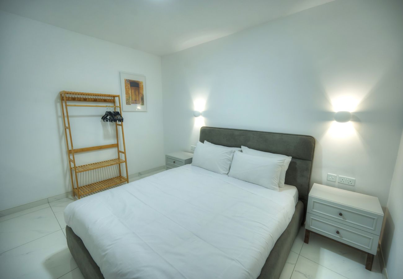 Apartamento en Sliema - Stylish & large 2 bedroom with internal yard DCUT1-1