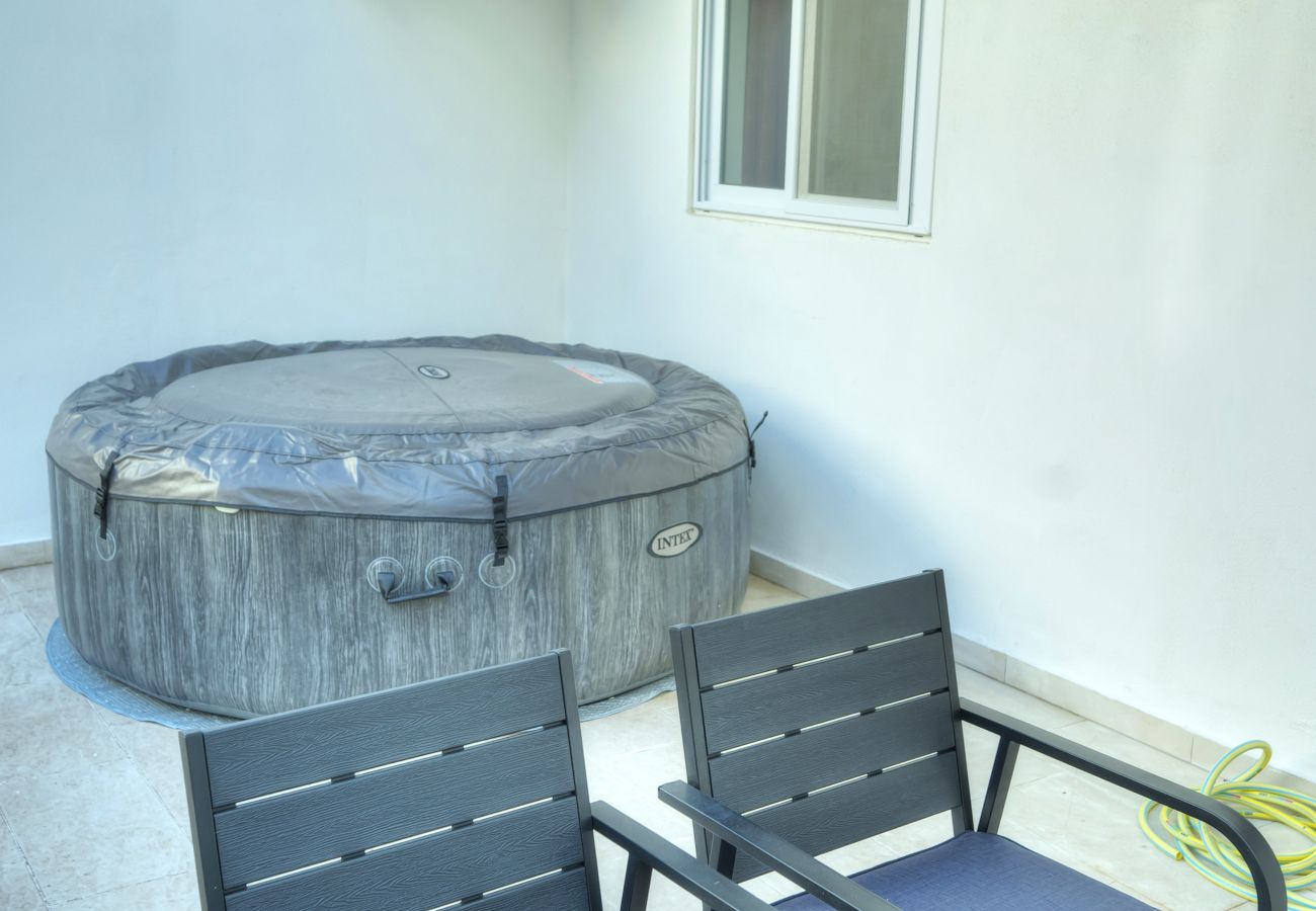 Apartamento en Gzira - Spacious seafront 2 bedrooms with hot tub GOGZR-5