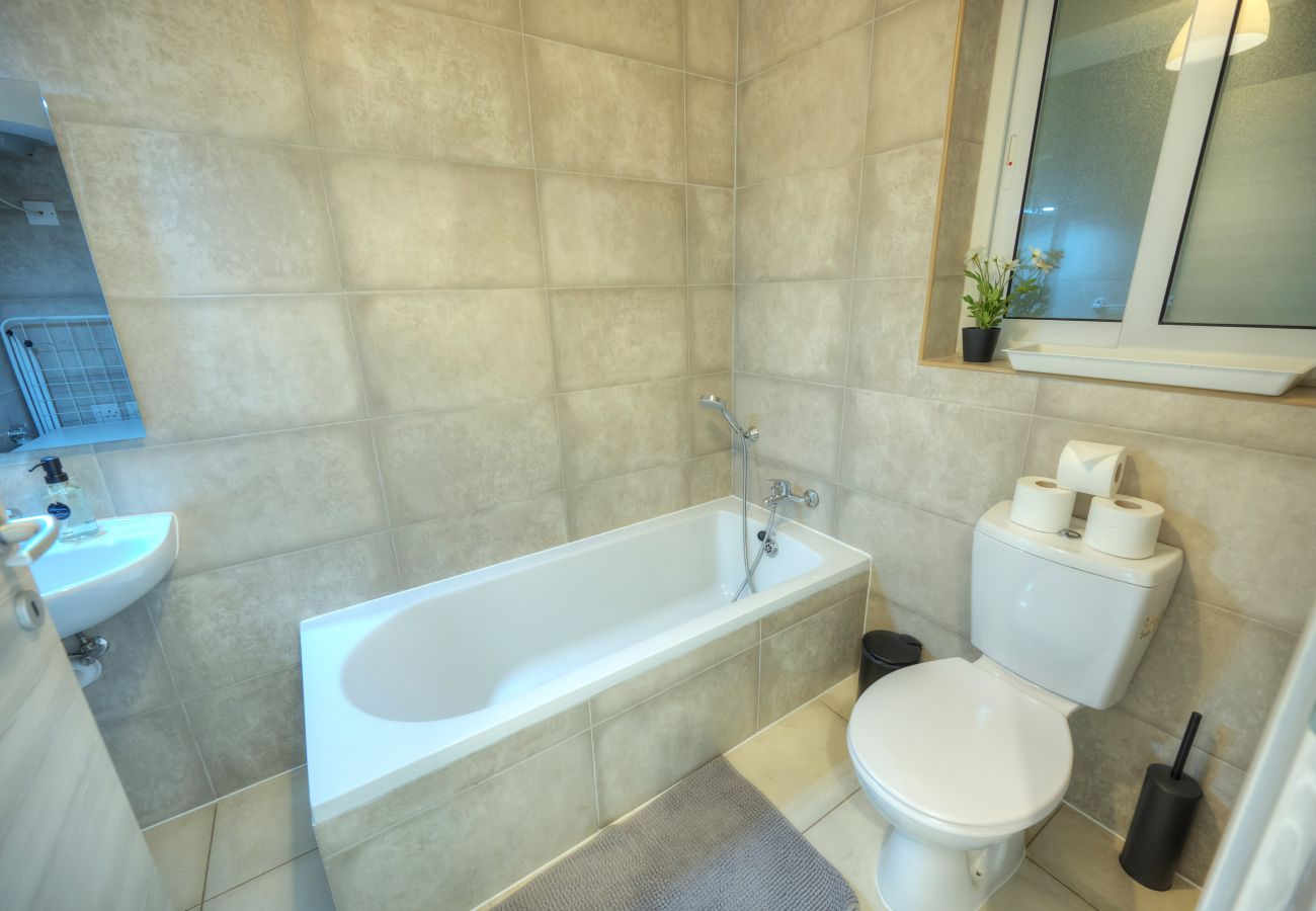 Apartamento en Gzira - Spacious seafront 2 bedrooms with hot tub GOGZR-5