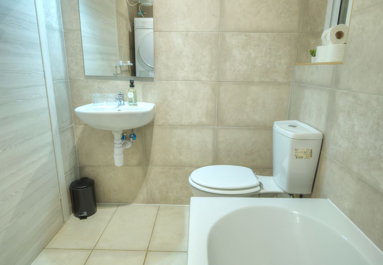 Apartamento en Gzira - Seafront 2 bedroom with balcony & jacuzzi GOGZR-6