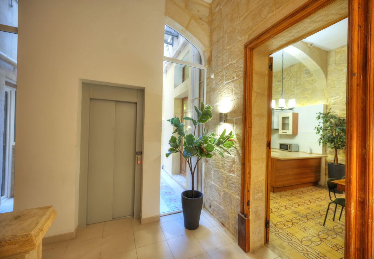 Casa adosada en Valletta - Magestic palazzo, jacuzzi on roof terrace GOVAL-3