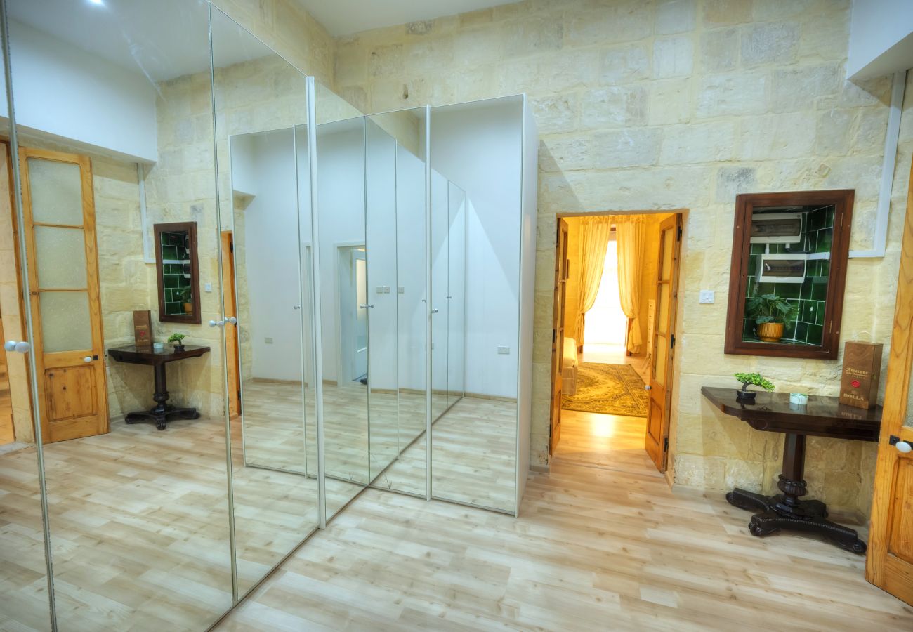 Casa adosada en Valletta - Magestic palazzo, jacuzzi on roof terrace GOVAL-3