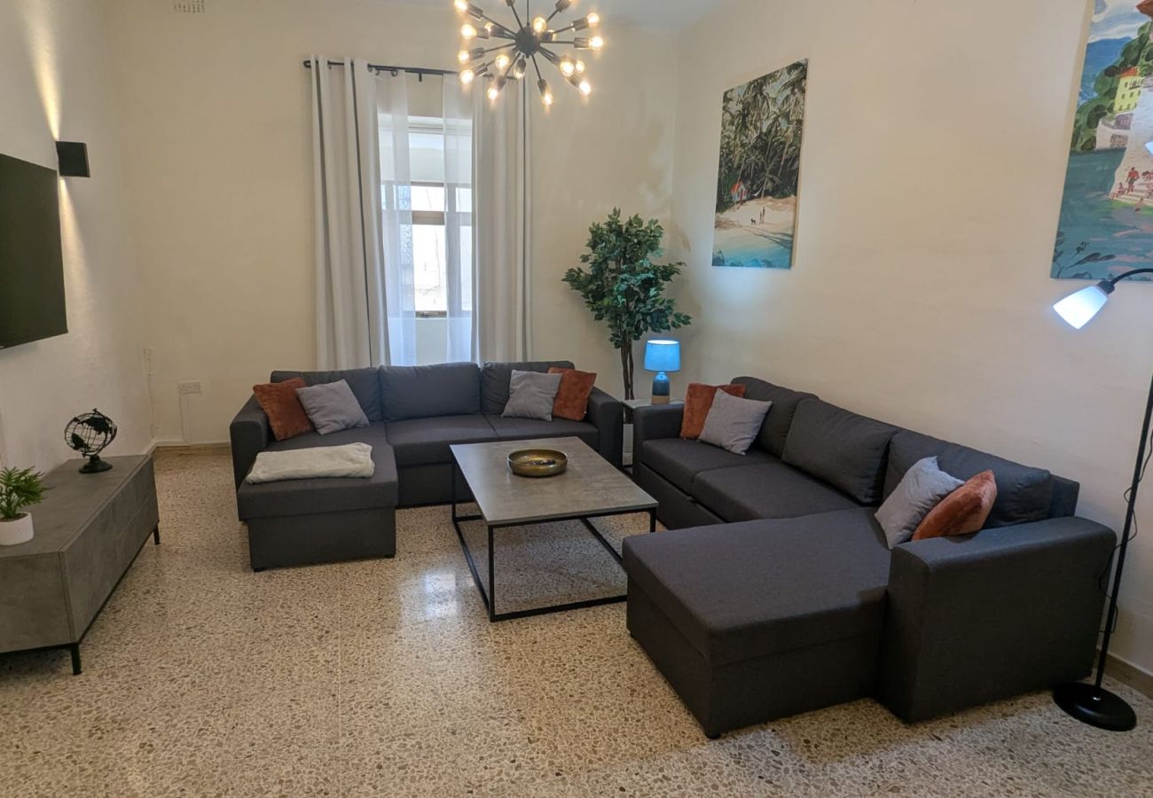 Casa en St Julian's - Traditional, large 3 bedroom house with Yard JBAR1-1