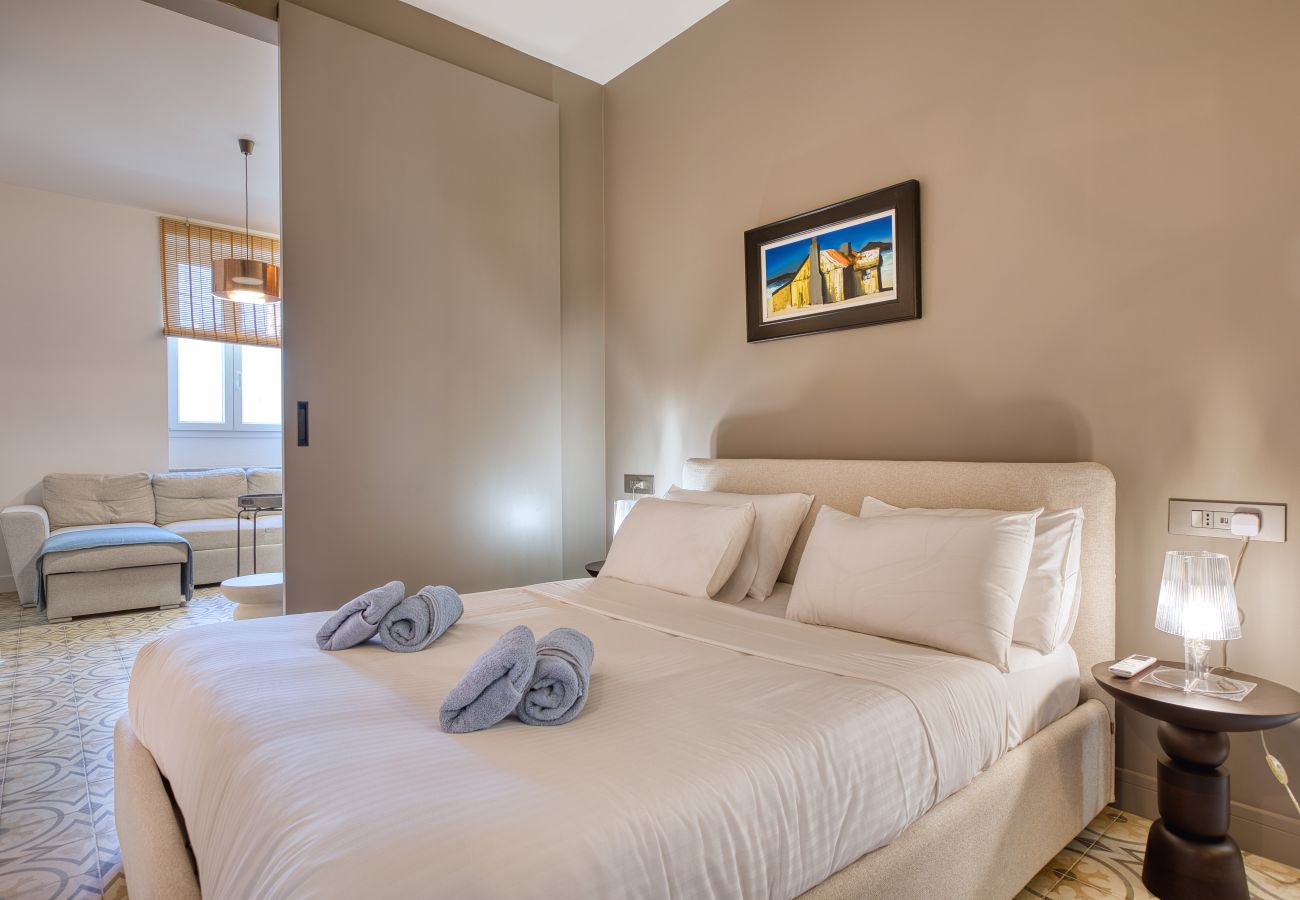 Apartamento en L-Isla - Plush one bedroom flat, sea view balcony LMAC1-1