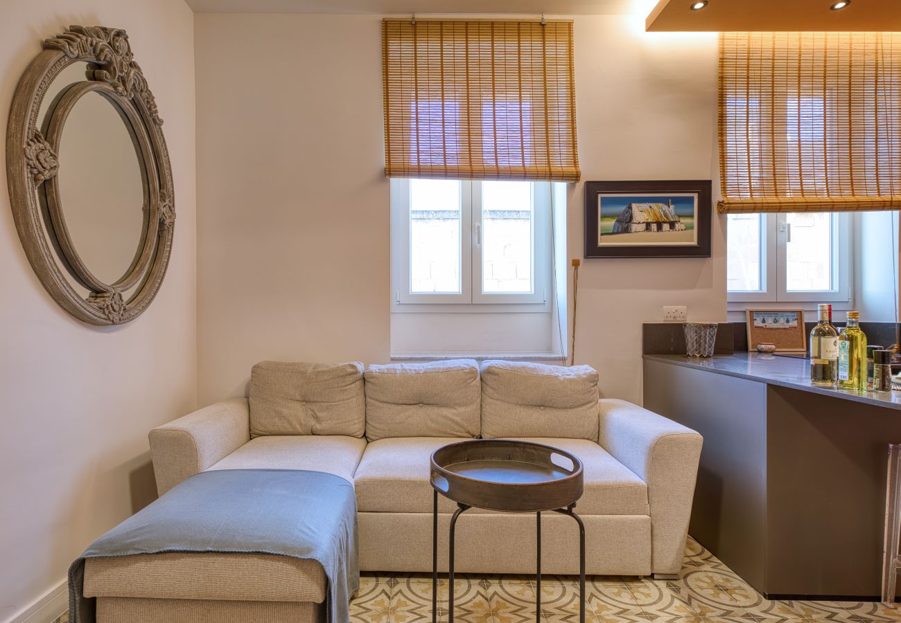 Apartamento en L-Isla - Plush one bedroom flat, sea view balcony LMAC1-1