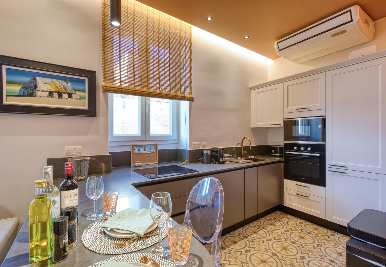 Apartamento en L-Isla - Plush one bedroom flat, sea view balcony LMAC1-1