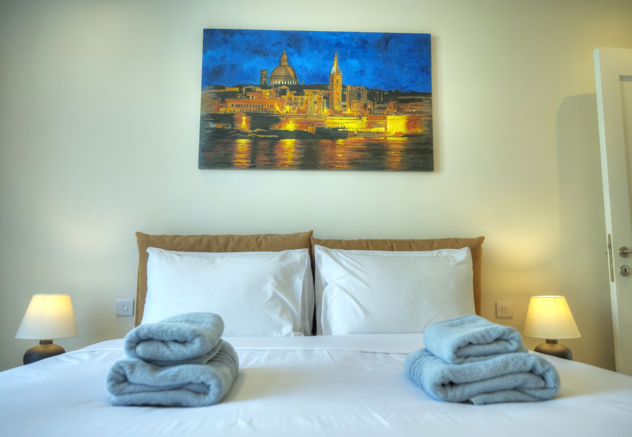 Apartamento en St Julian's - Luxury seaview penthouse,roof terrace,hot tub YVAN1-1