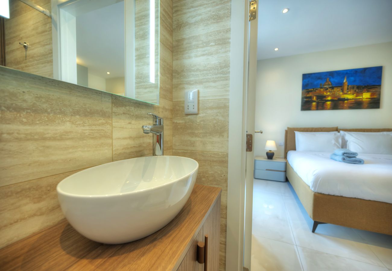 Apartamento en St Julian's - Luxury seaview penthouse,roof terrace,hot tub YVAN1-1