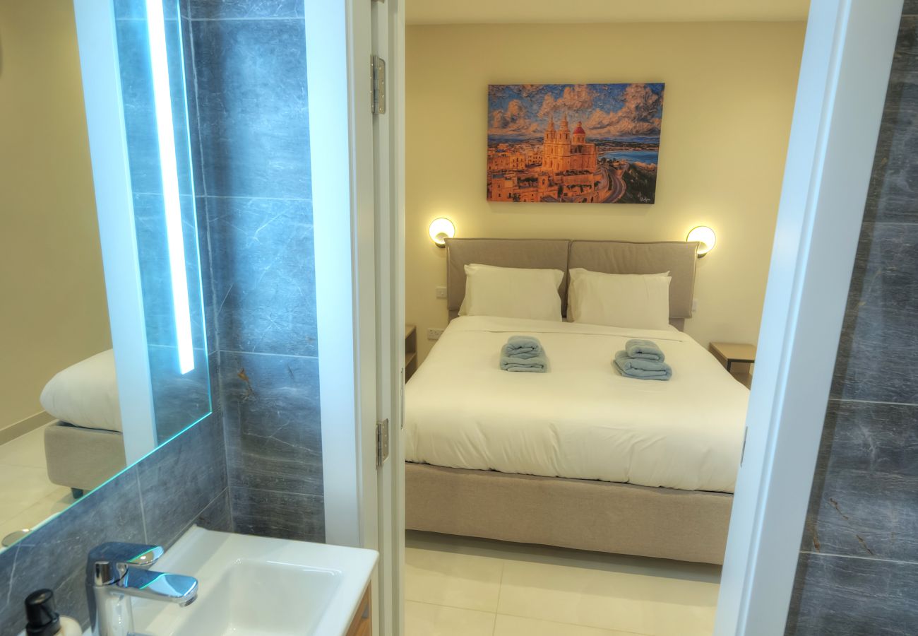 Apartamento en St Julian's - Luxury seaview penthouse,roof terrace,hot tub YVAN1-1