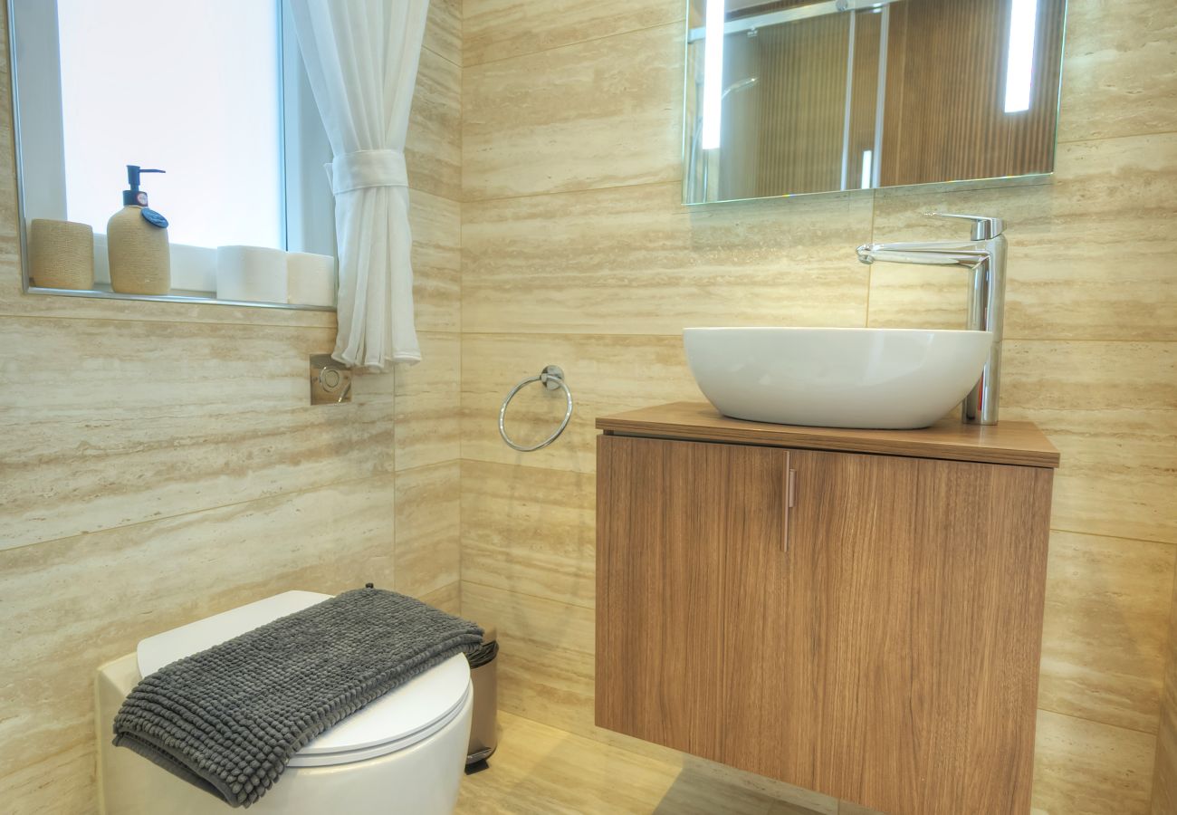 Apartamento en St Julian's - Luxury seaview penthouse,roof terrace,hot tub YVAN1-1