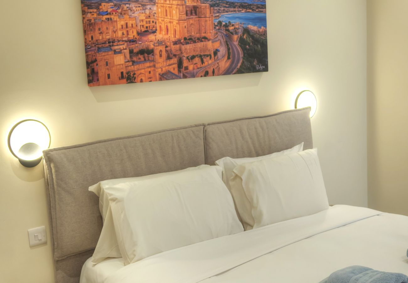 Apartamento en St Julian's - Luxury seaview penthouse,roof terrace,hot tub YVAN1-1