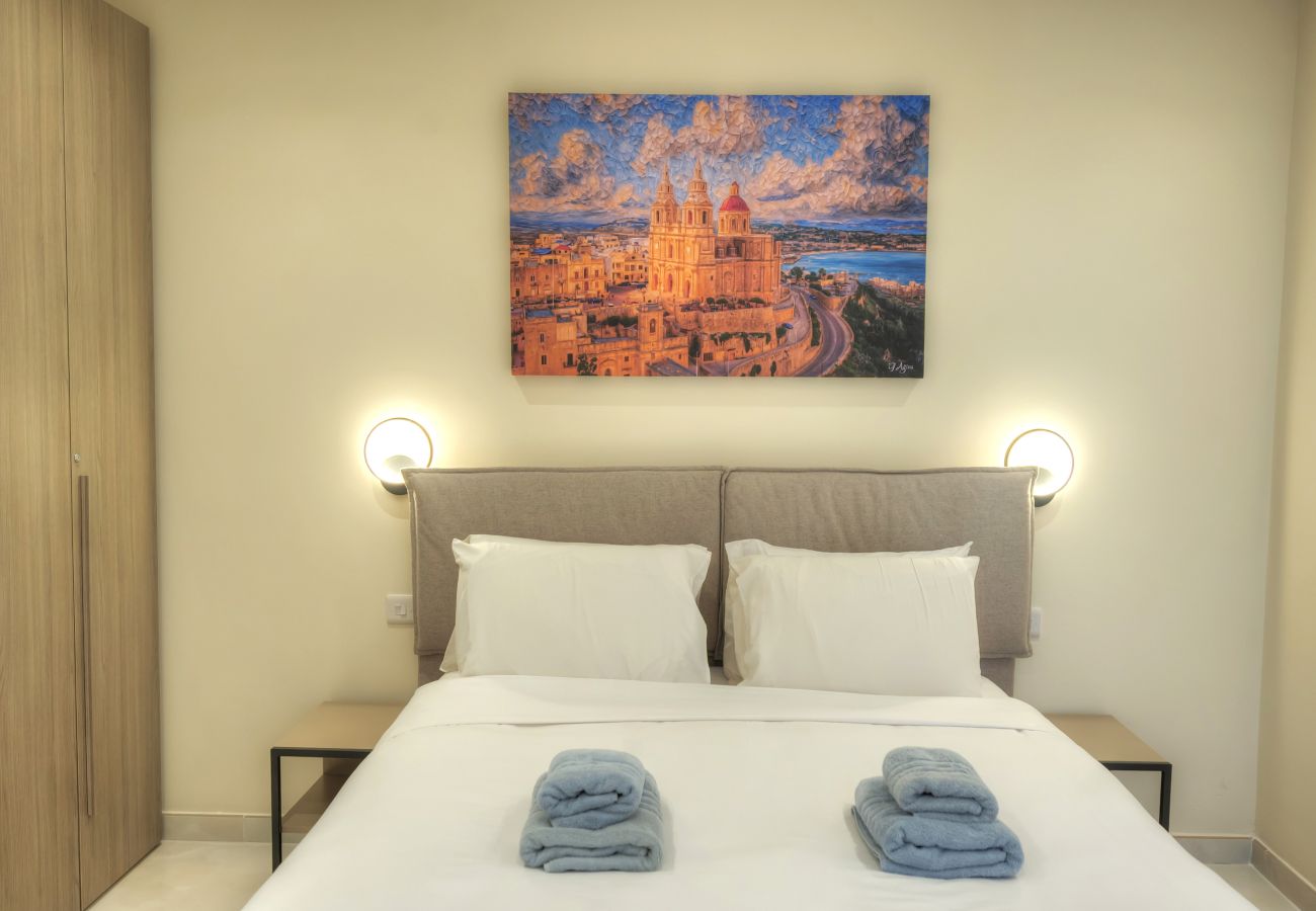 Apartamento en St Julian's - Luxury seaview penthouse,roof terrace,hot tub YVAN1-1