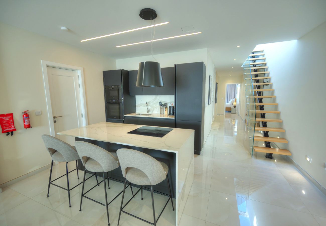 Apartamento en St Julian's - Luxury seaview penthouse,roof terrace,hot tub YVAN1-1