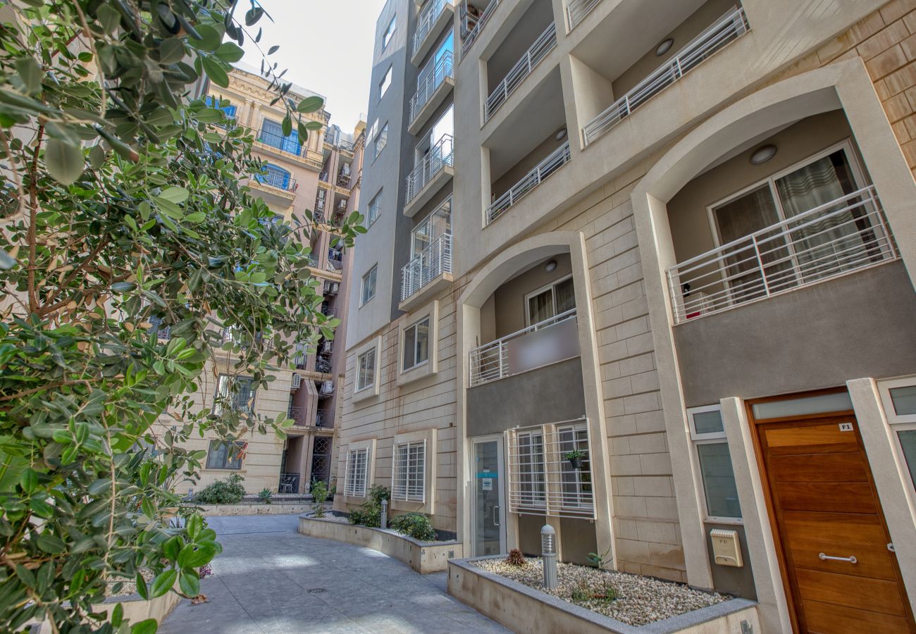 Apartamento en Sliema - Modern 2 bedroom flat with yard in Sliema NBOR1-1